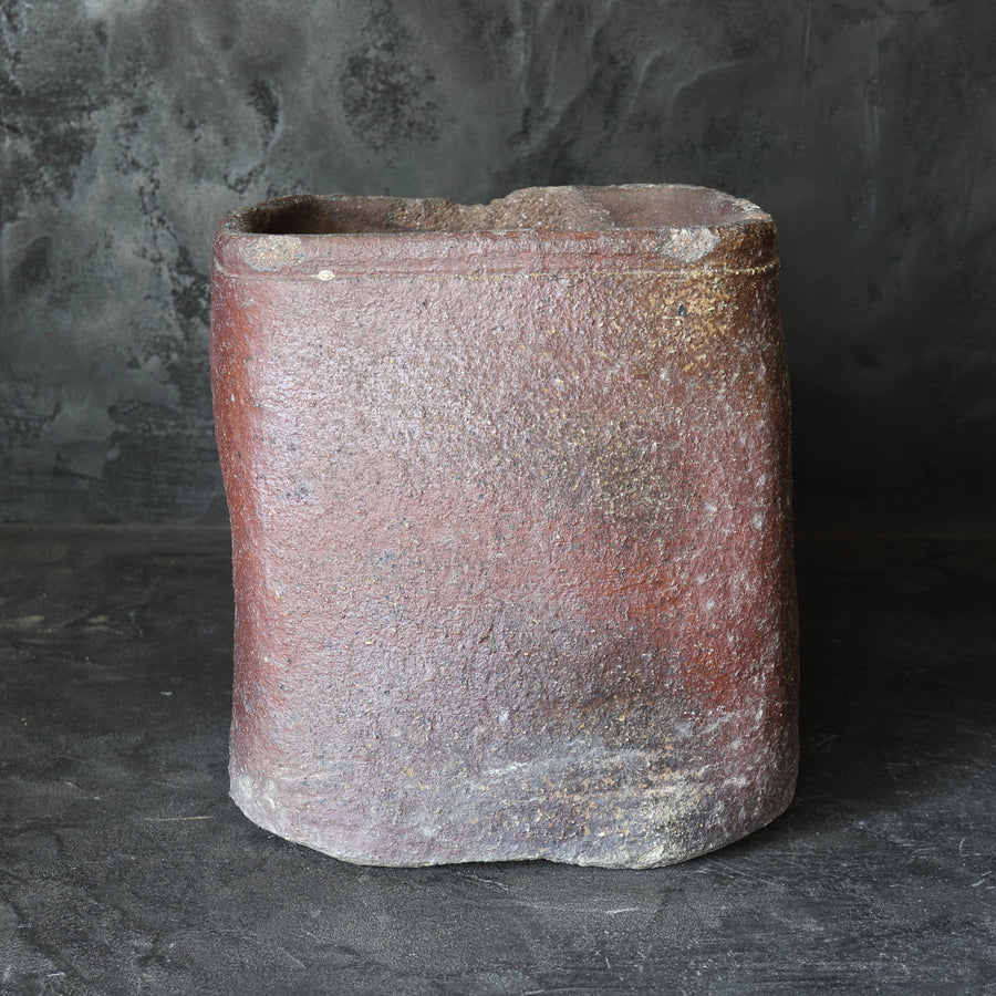 KOHLEBECKEN, Ko-Bizen, von vierkantform, Azuchi-Momoyama–Edo-Zeit（1573–1867 n. Chr.）