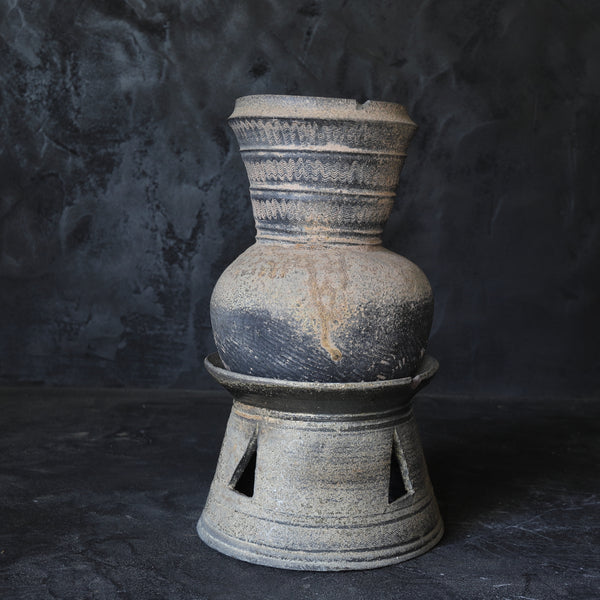 新罗土器，台付壶，新罗时代（668-900年）