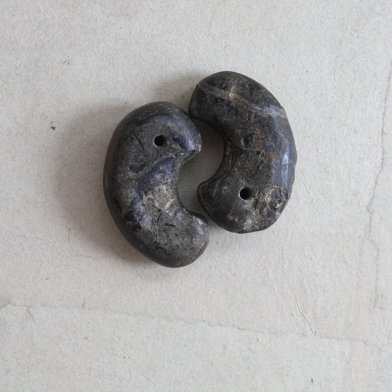 滑石勾玉一对，古墓时代（250-581年）