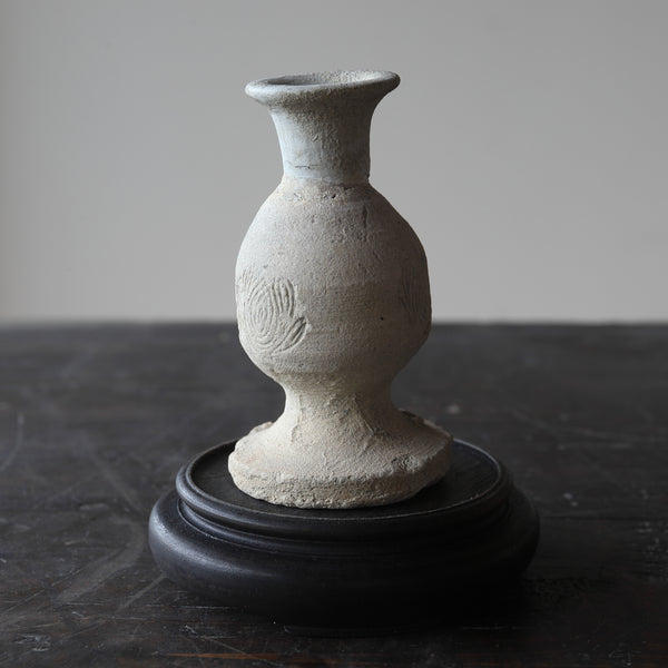 古瀬戸印花莲文佛花瓶，鎌倉时代（1185-1333年）
