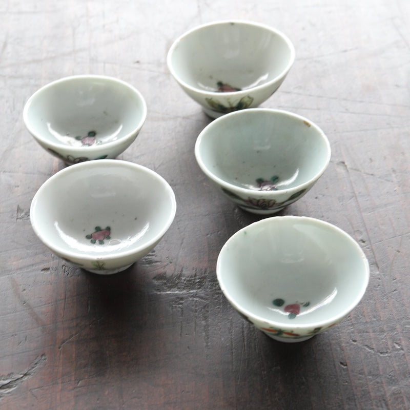清代粉彩茶杯五只，清朝时期（1616-1911年） – 入蘆花（ロカニイル）