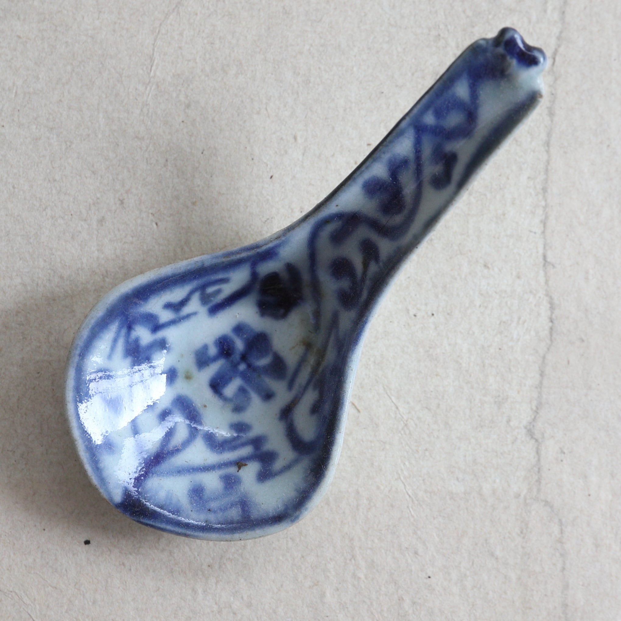 CHINESISCHER SUPPENLÖFFEL, Unterglasurblauer mit Grasmuster, a2, Qing-Dynastie（1616–1911 n. Chr.）