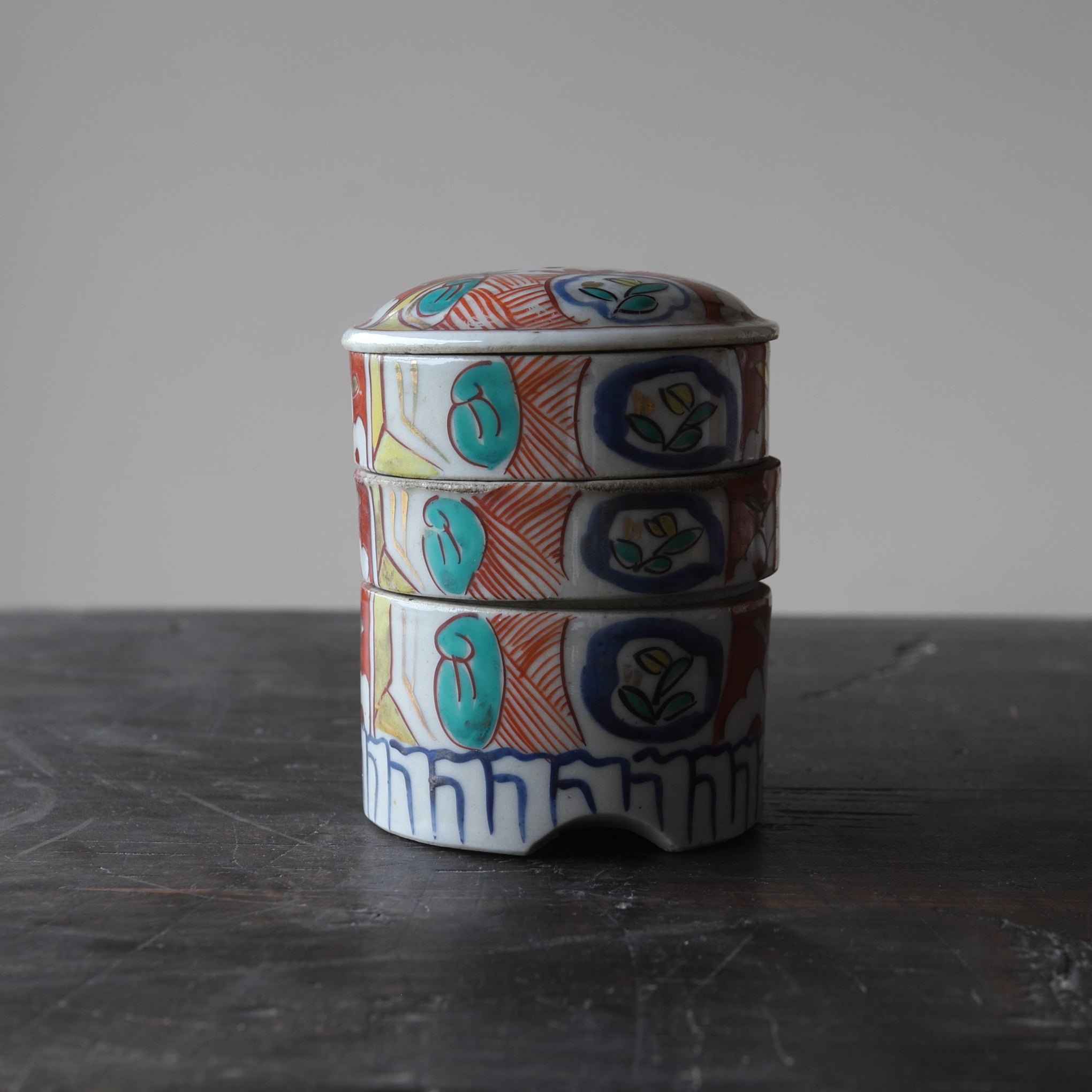 古い 古伊万里 柿右衛門 色絵 段重 重箱 骨董 古い 古伊万里 柿右衛門 色絵 段重 重箱 骨董