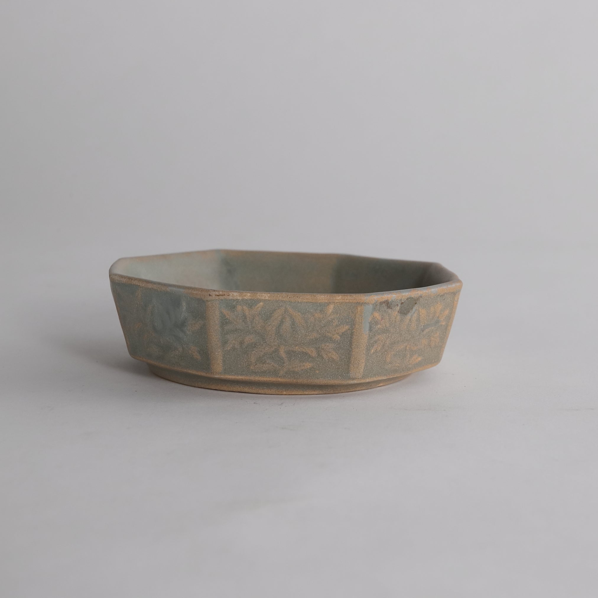 Goryeo celadon small octagonal bowl with inlaid flower design Goryeo Dynasty/918-1392CE