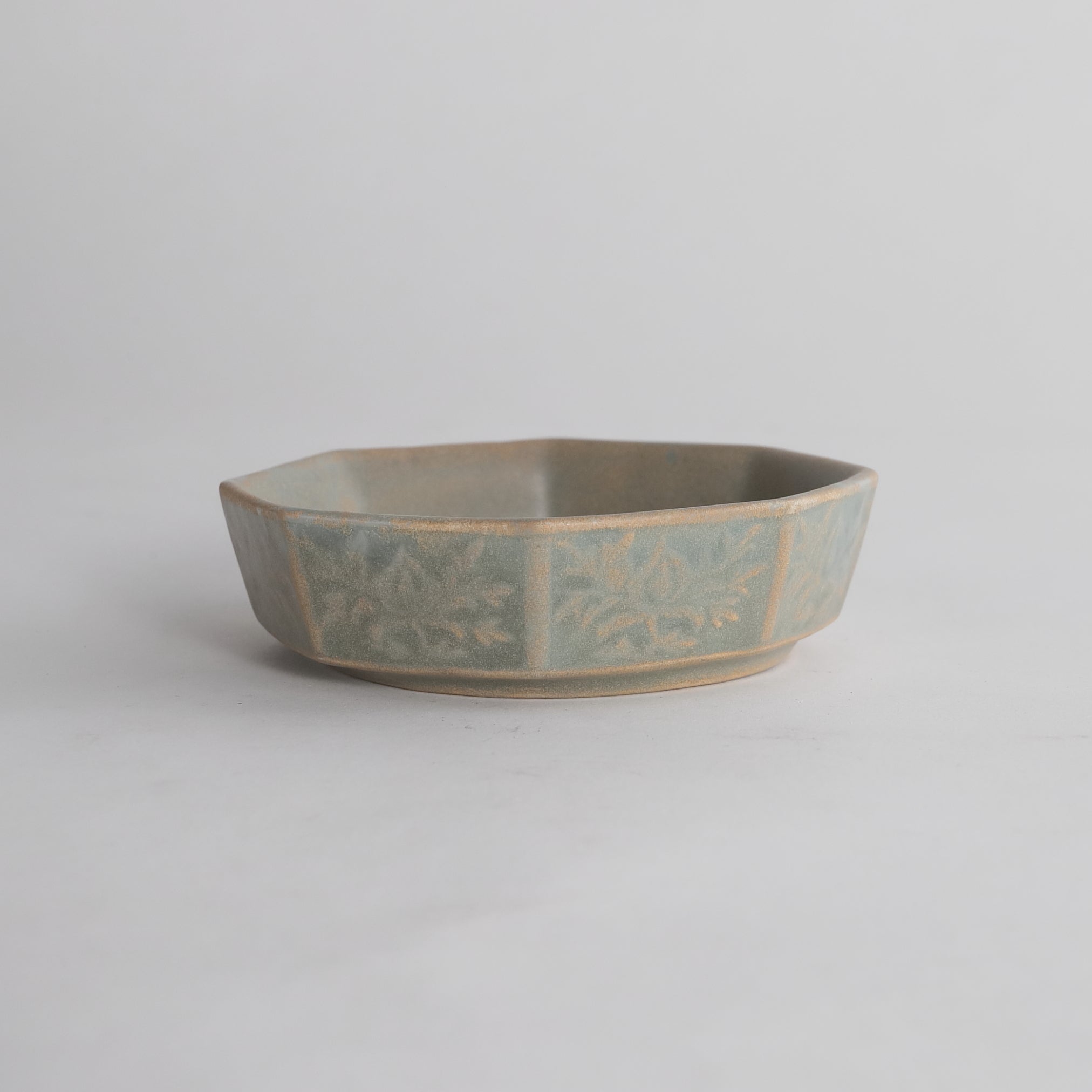 Goryeo celadon small octagonal bowl with inlaid flower design Goryeo Dynasty/918-1392CE