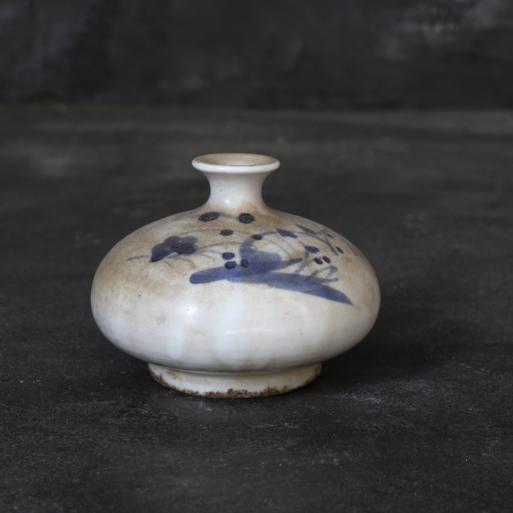 Koimari white porcelain oil jar with grass design Edo/1603-1867CE