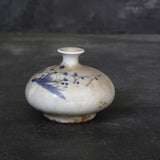 Koimari white porcelain oil jar with grass design Edo/1603-1867CE