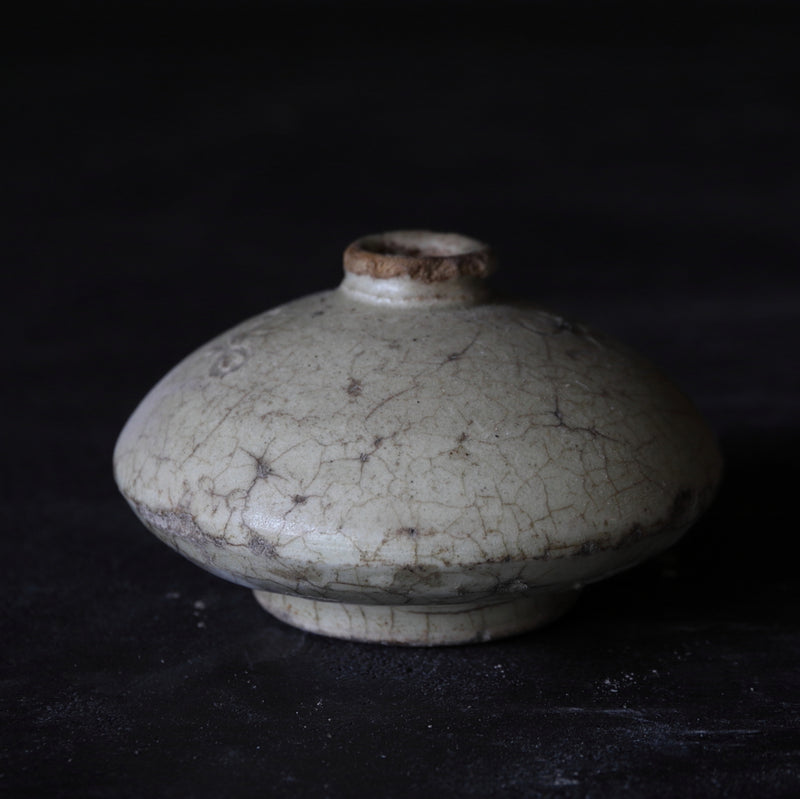 Ko-Seto Ash glaze flower designed small pot Edo/1603-1867CE