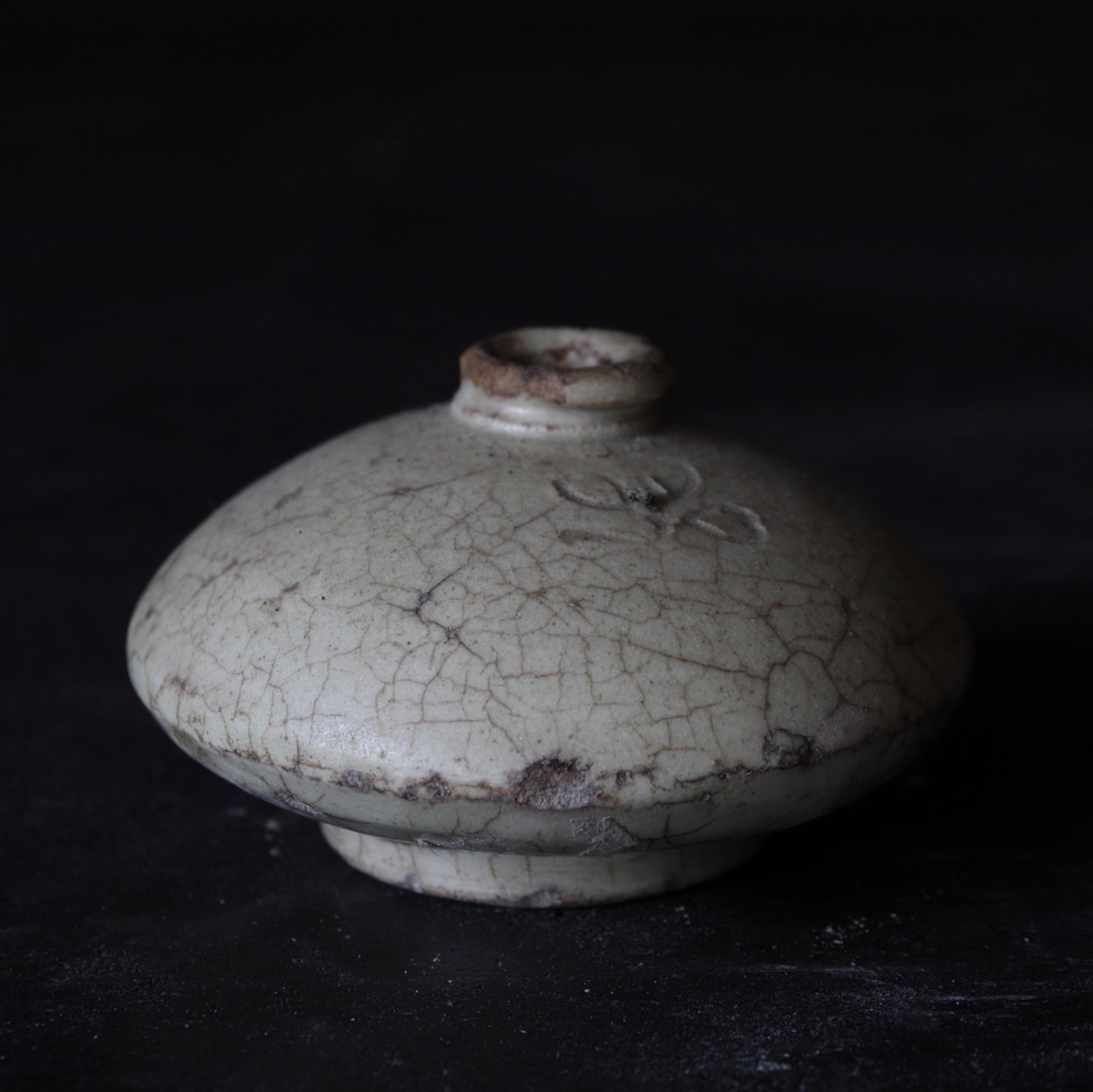 Ko-Seto Ash glaze flower designed small pot Edo/1603-1867CE