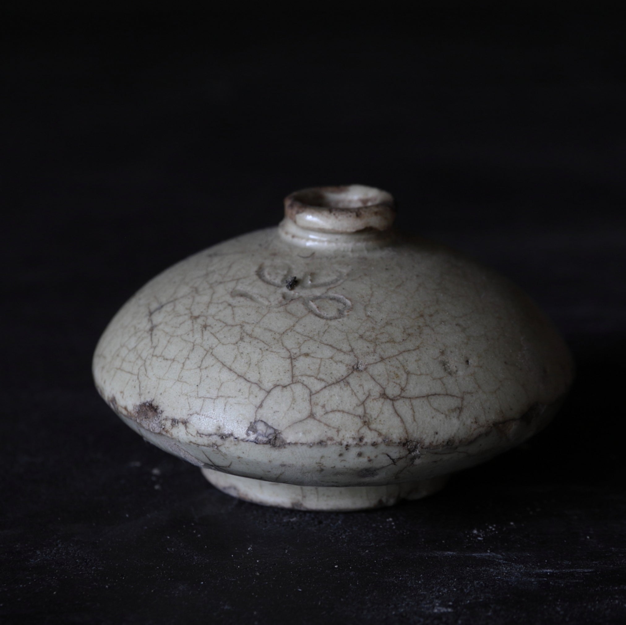 Ko-Seto Ash glaze flower designed small pot Edo/1603-1867CE