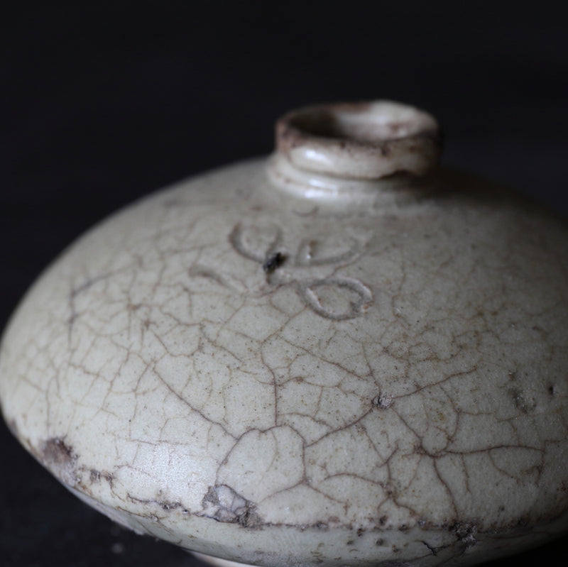 Ko-Seto Ash glaze flower designed small pot Edo/1603-1867CE