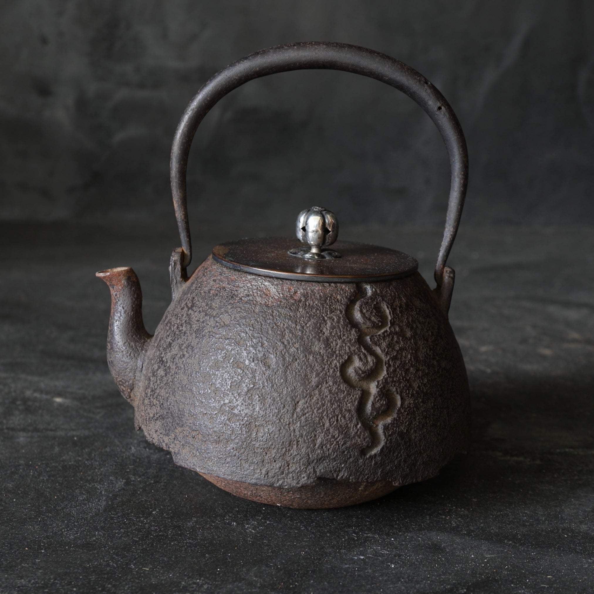 Tetsubin Iron kettle with Pure silver Lid Handle.