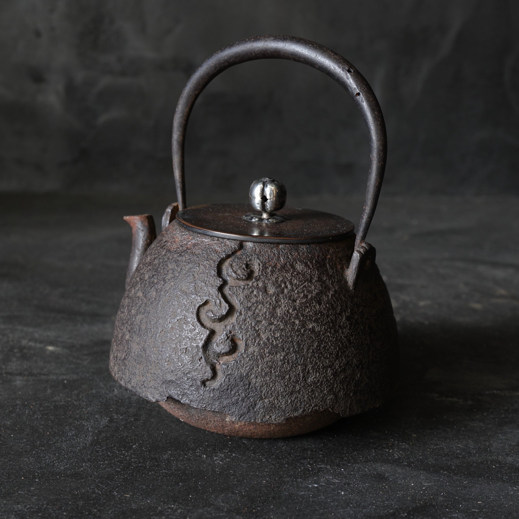 Tetsubin Iron kettle with Pure silver Lid Handle.