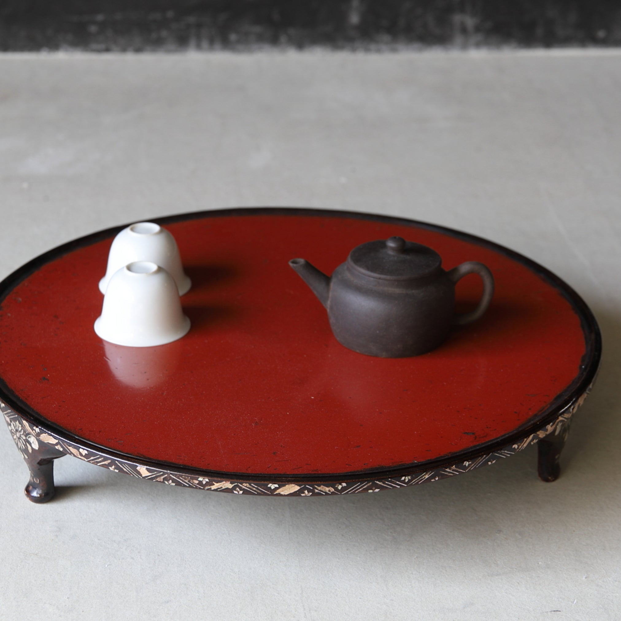 Three-legged sencha tray with mother-of-pearl work