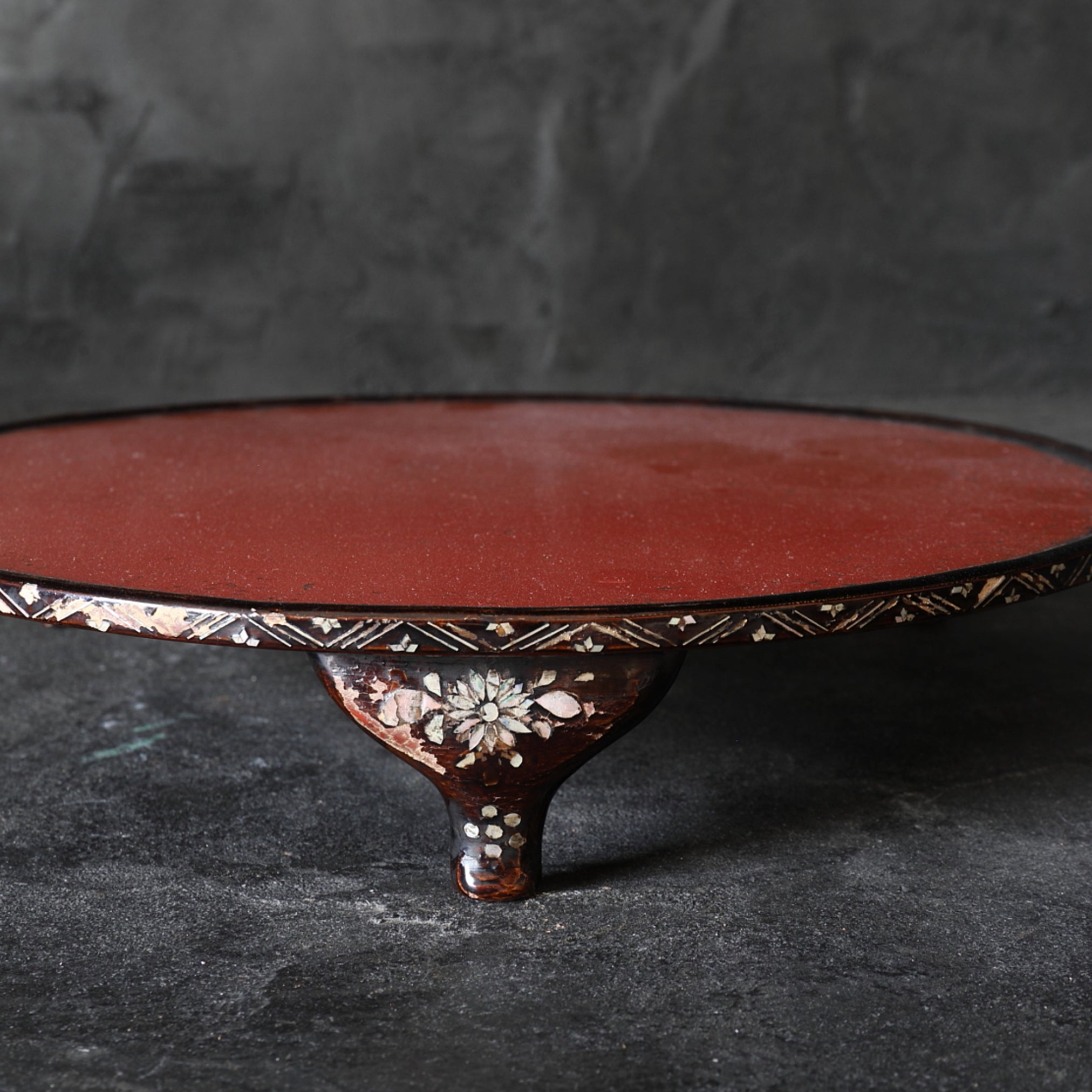 Three-legged sencha tray with mother-of-pearl work