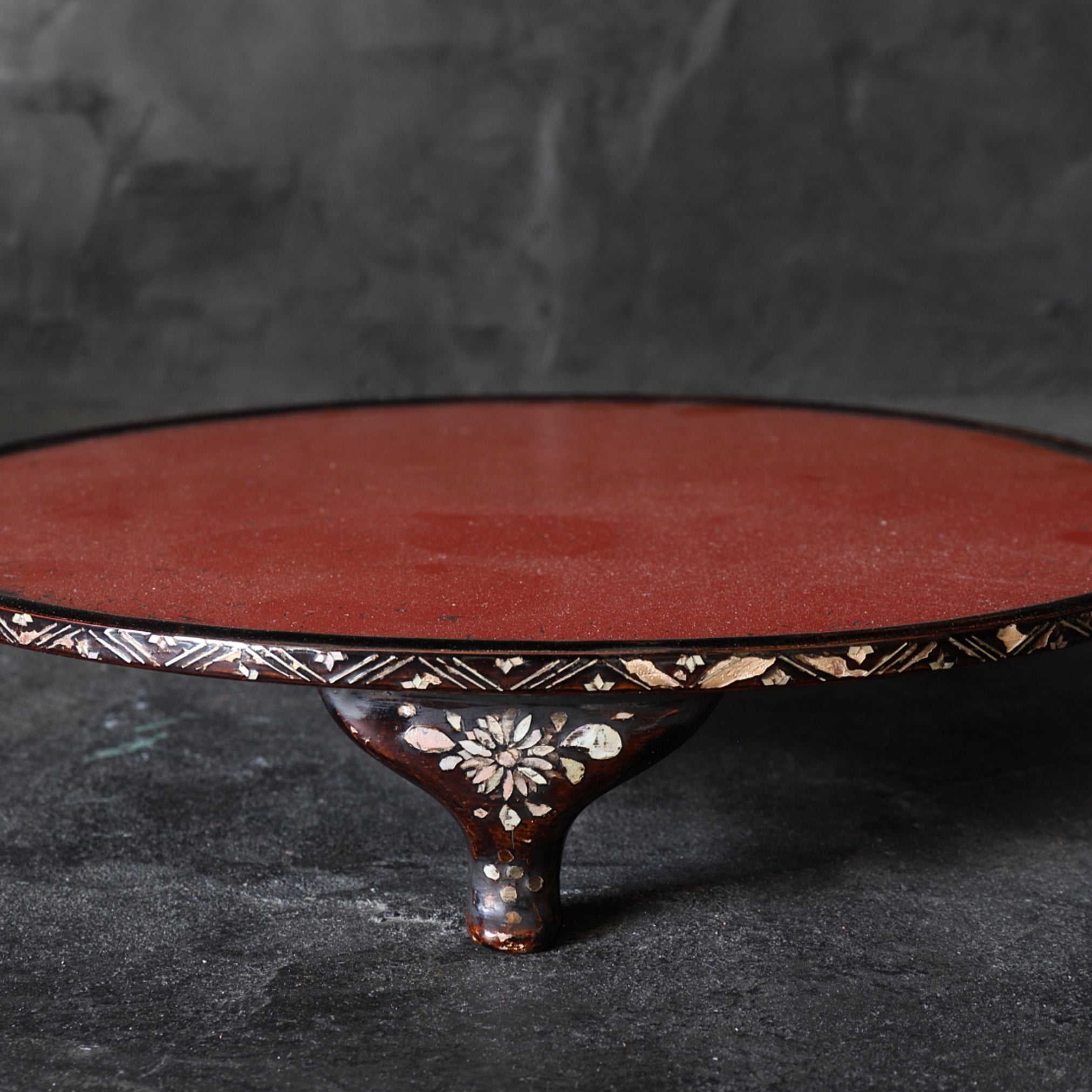 Three-legged sencha tray with mother-of-pearl work