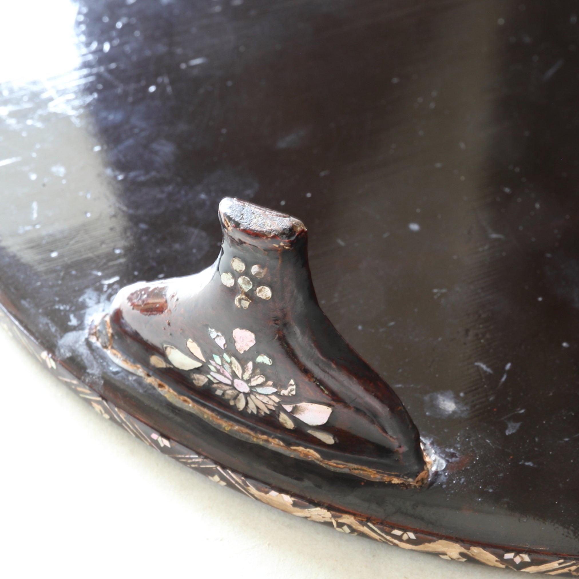 Three-legged sencha tray with mother-of-pearl work