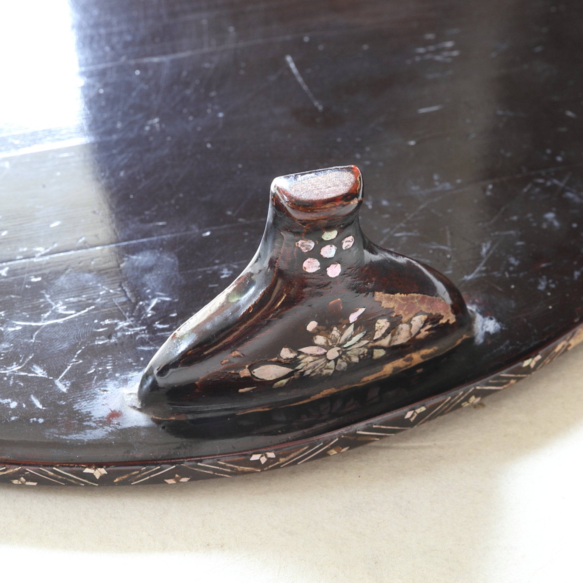 Three-legged sencha tray with mother-of-pearl work