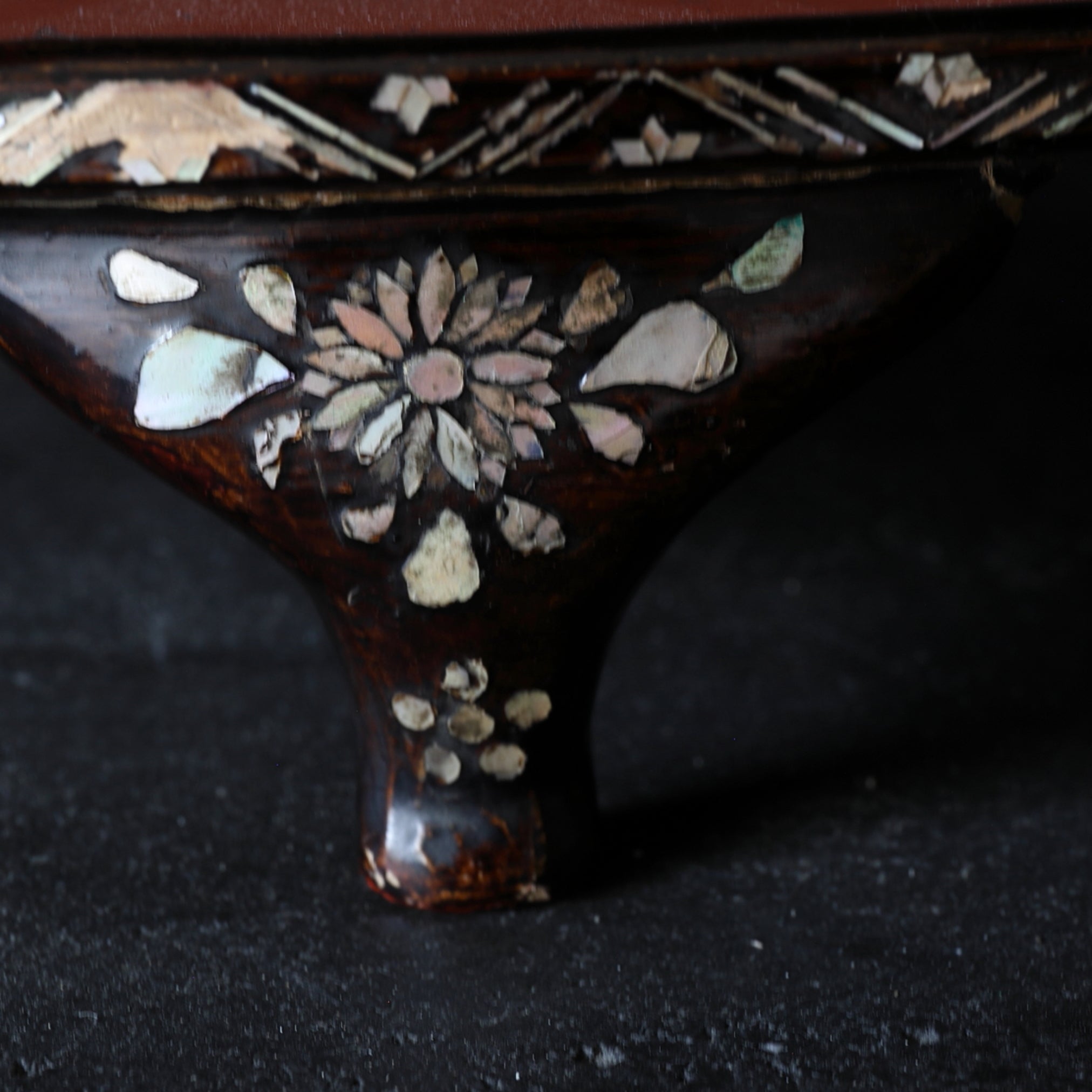 Three-legged sencha tray with mother-of-pearl work