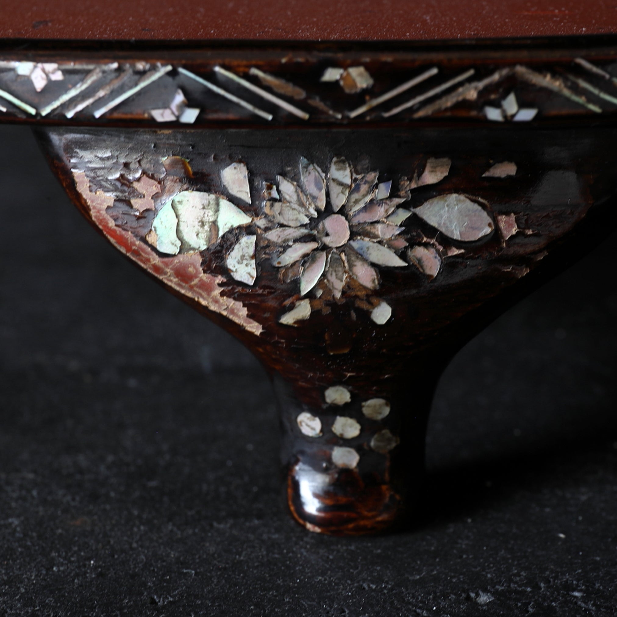 Three-legged sencha tray with mother-of-pearl work