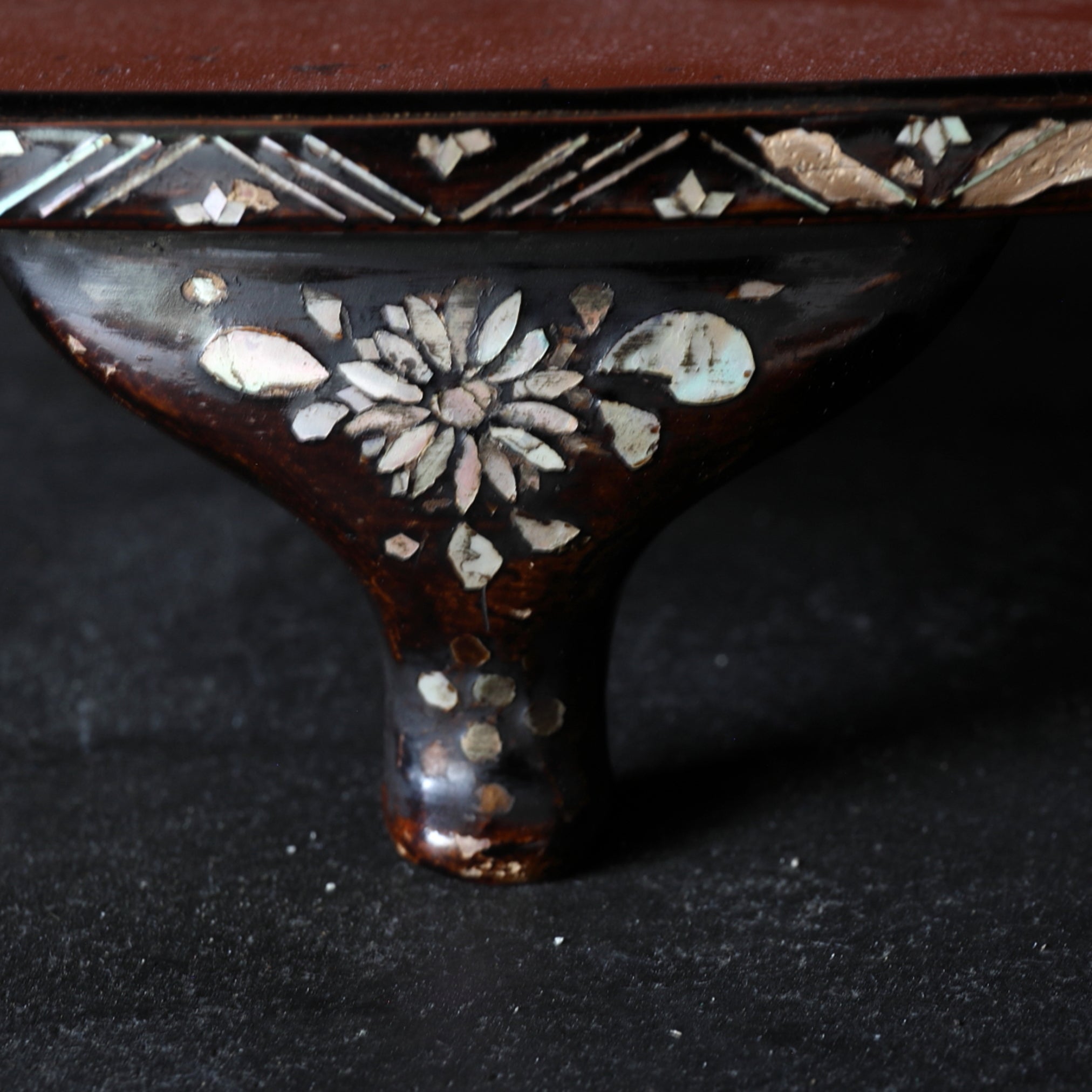 Three-legged sencha tray with mother-of-pearl work