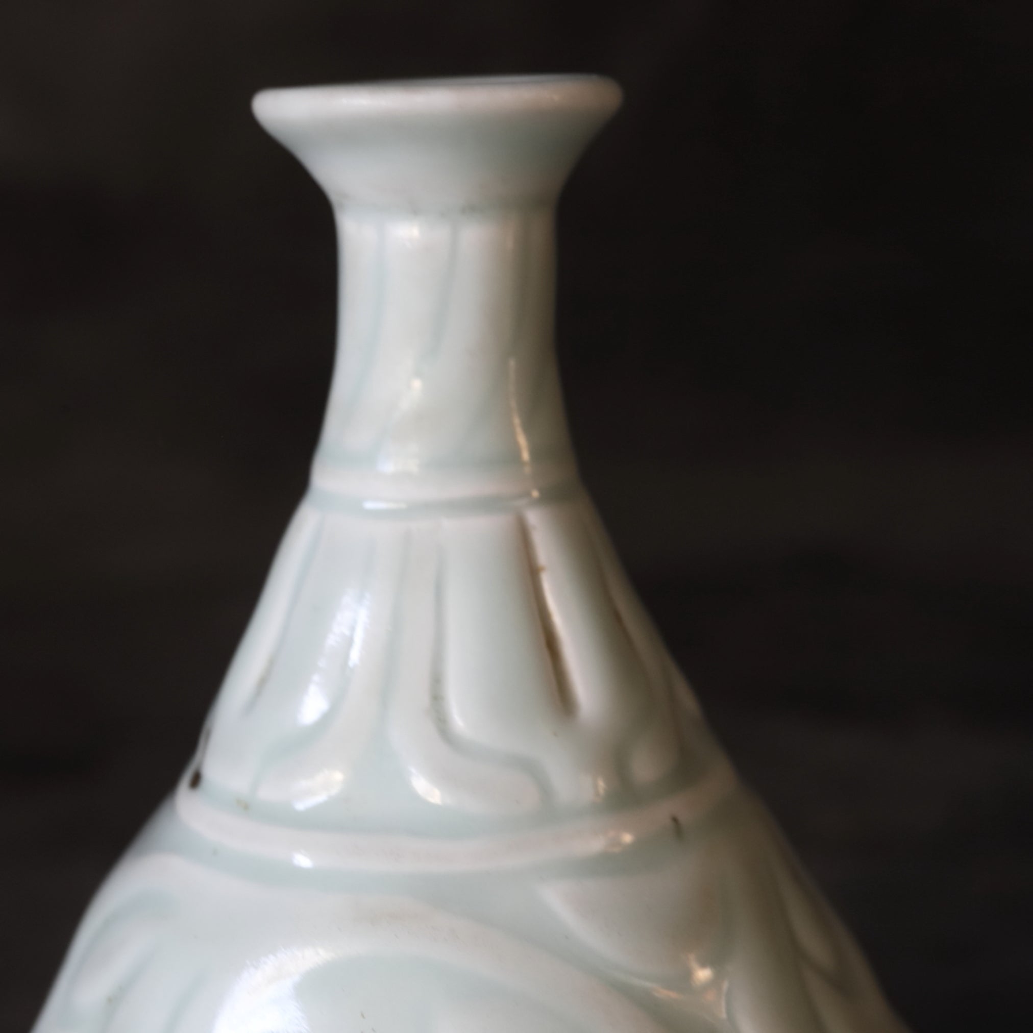 Chinese Antique Blue White Porcelain Vase with Engraved Flower Design Ming Dynasty/1368-1644CE