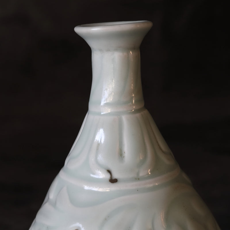 Chinese Antique Blue White Porcelain Vase with Engraved Flower Design Ming Dynasty/1368-1644CE
