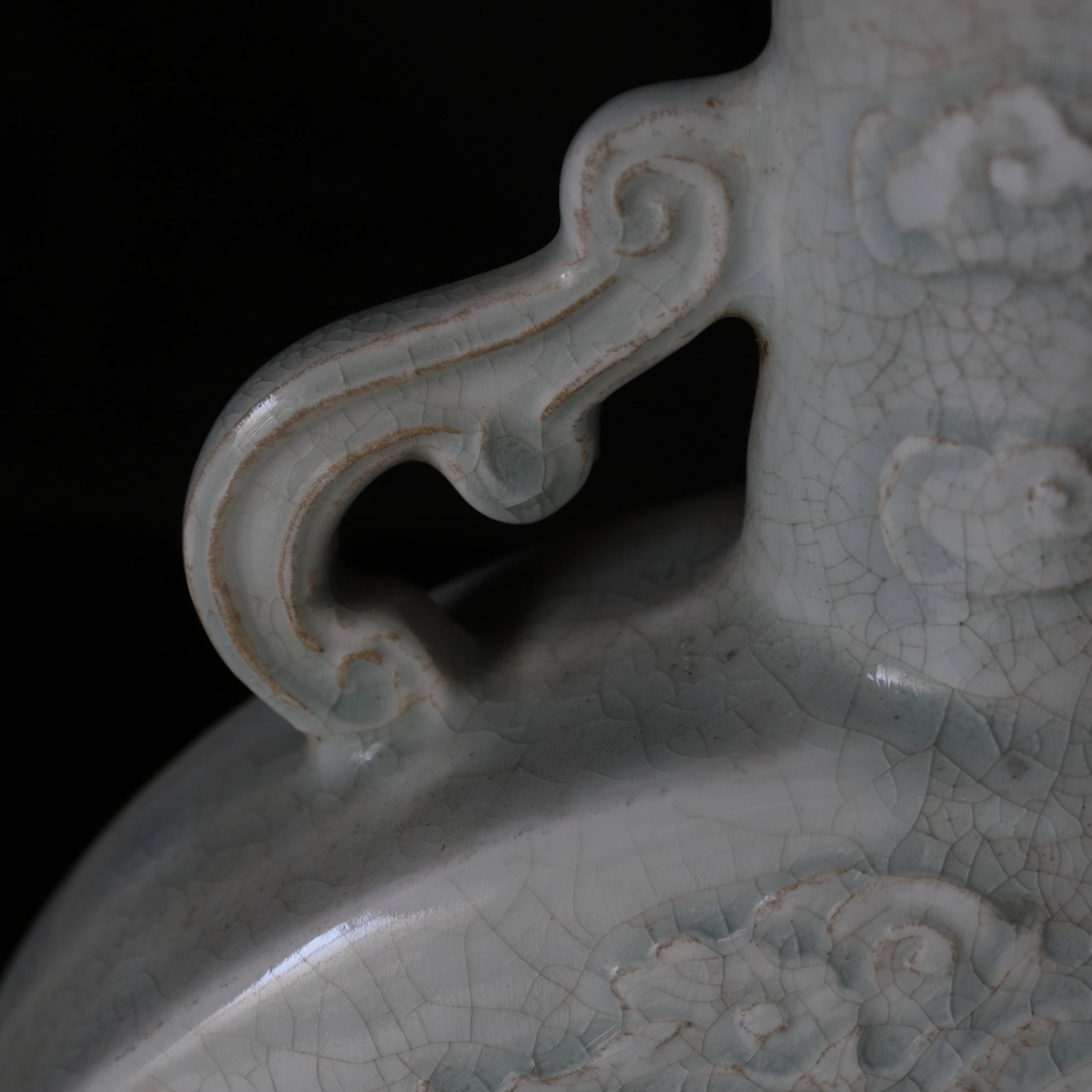 Large flat jar with bluish white porcelain Ming-Qing Dynasty/1368-1911CE