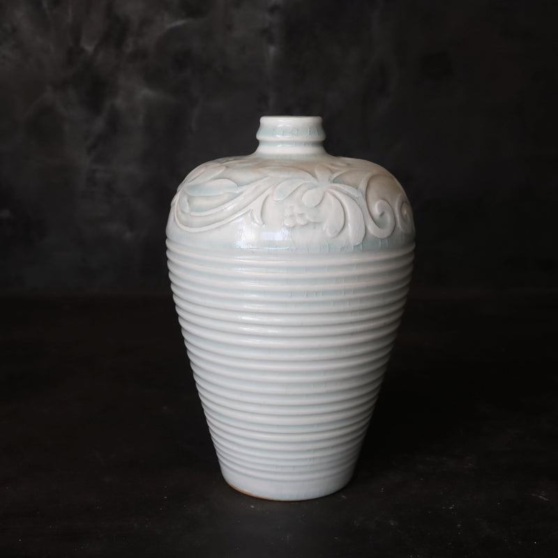 中国アンティーク青白磁陽刻花文梅瓶 明-清時代/1368-1911CE