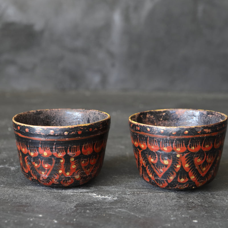A pair of antique lacquered bowls 16th-19th century