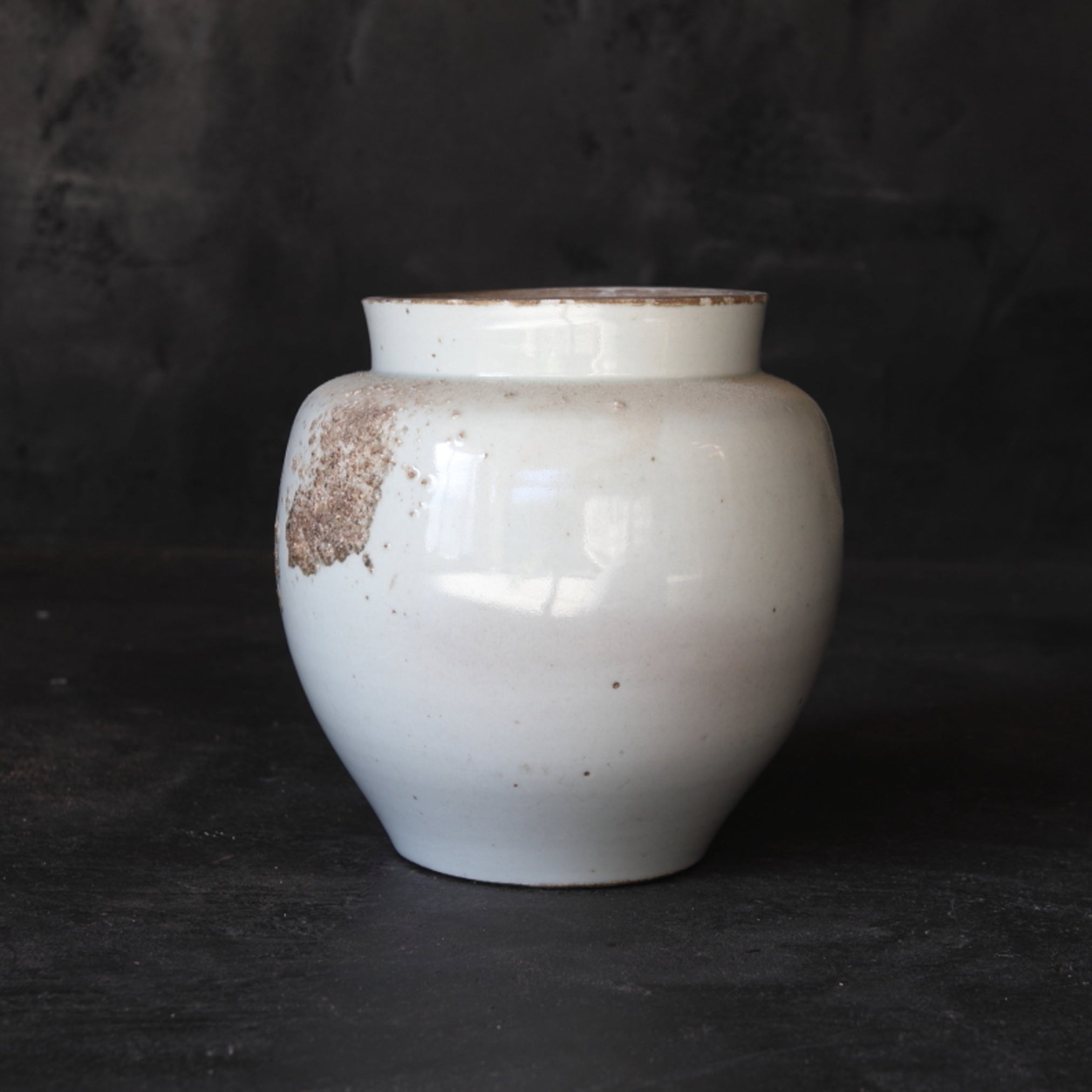 Koimari white porcelain jar Edo/1603-1867CE