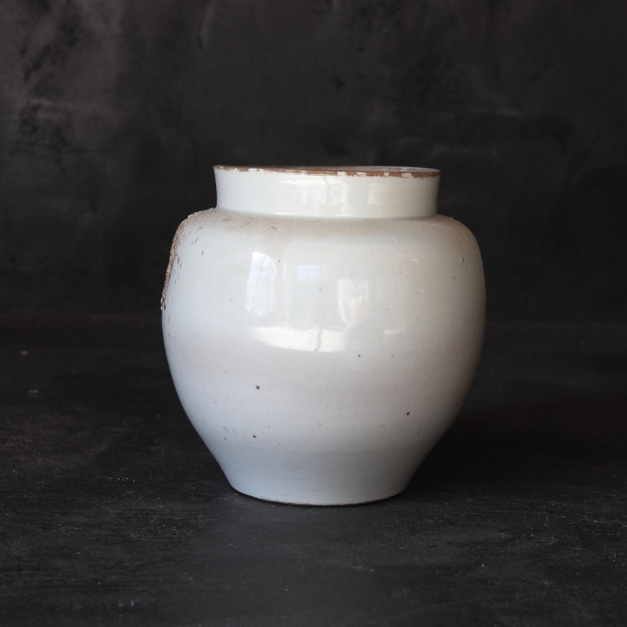 Koimari white porcelain jar Edo/1603-1867CE