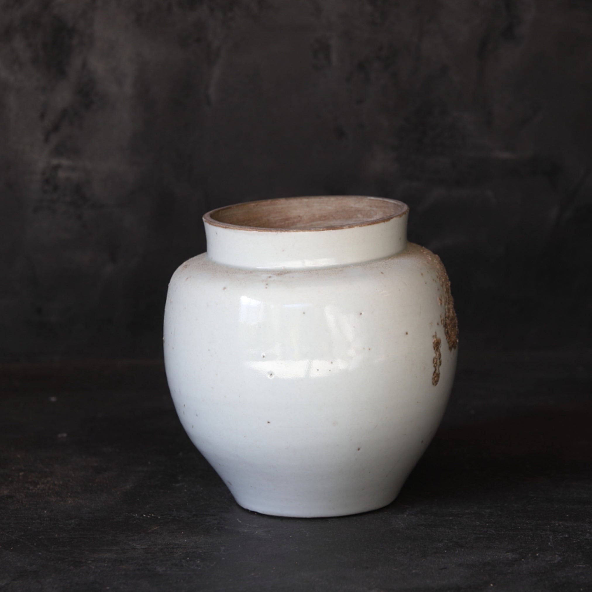 Koimari white porcelain jar Edo/1603-1867CE