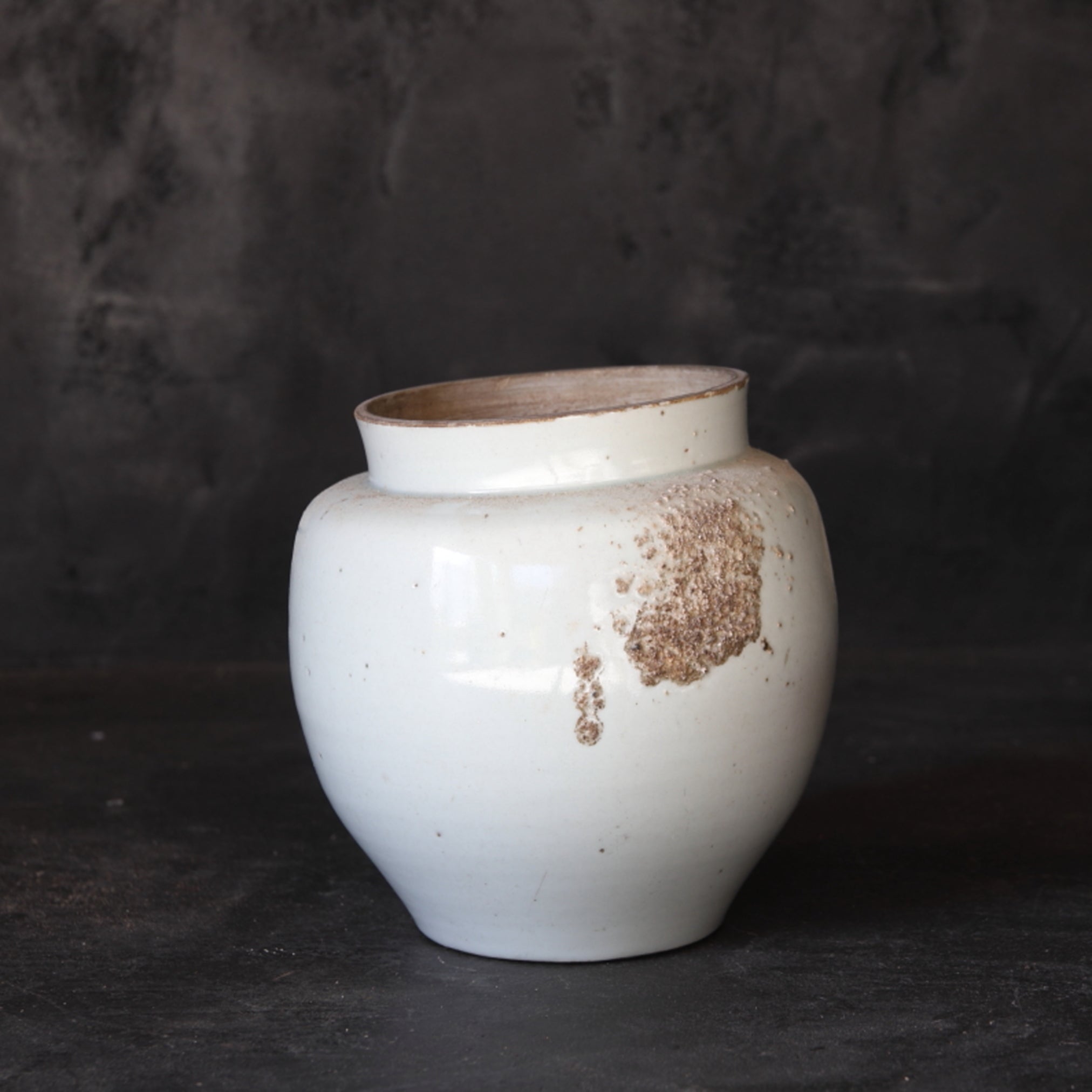 Koimari white porcelain jar Edo/1603-1867CE