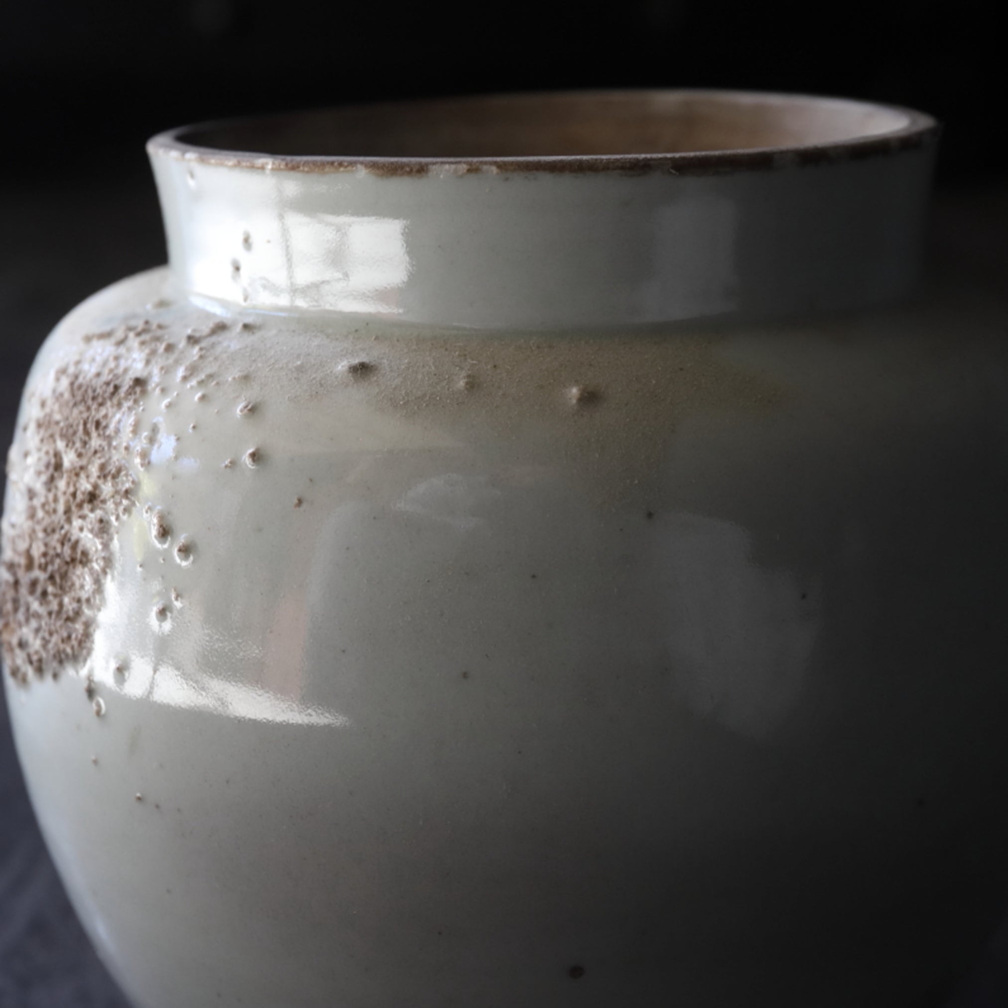 Koimari white porcelain jar Edo/1603-1867CE