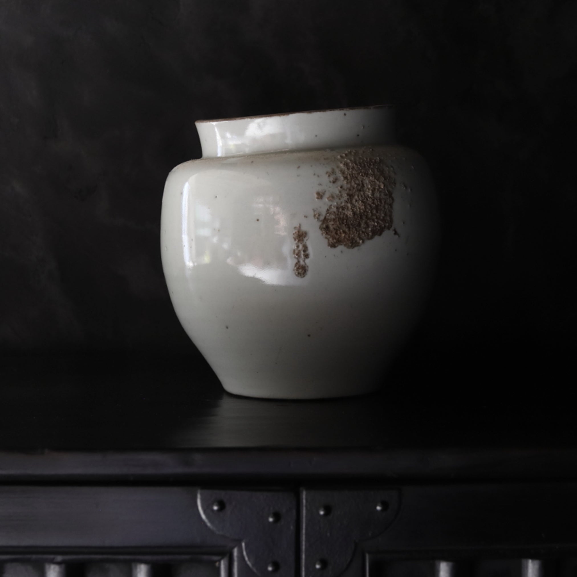 Koimari white porcelain jar Edo/1603-1867CE