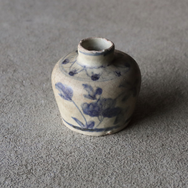 安南蓝白瓷小花瓶 12-16世纪
