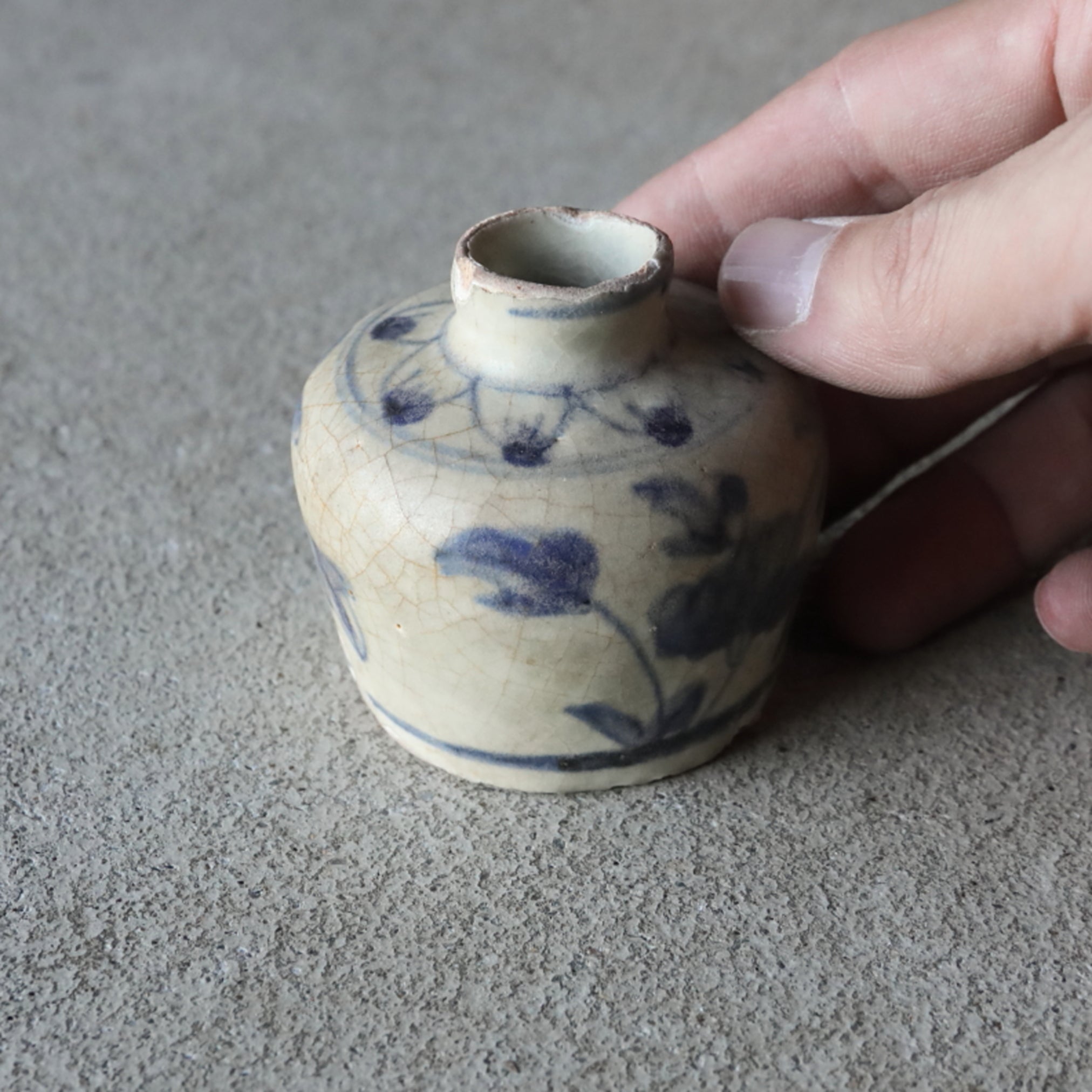 Annan Blue and white wares small Vase 12th-16th centuries