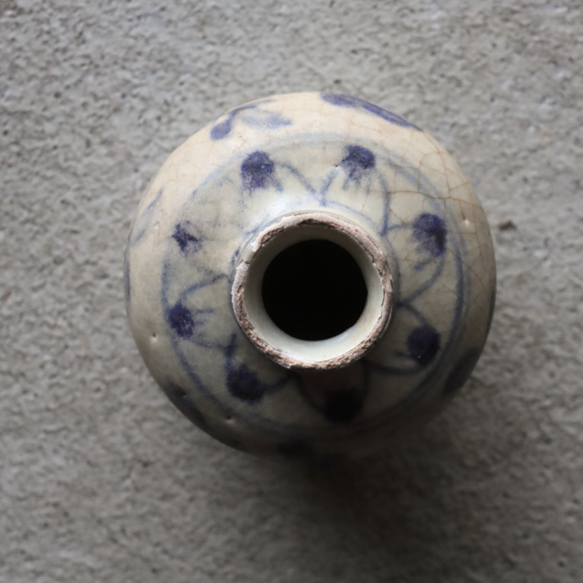 Annan Blue and white wares small Vase 12th-16th centuries