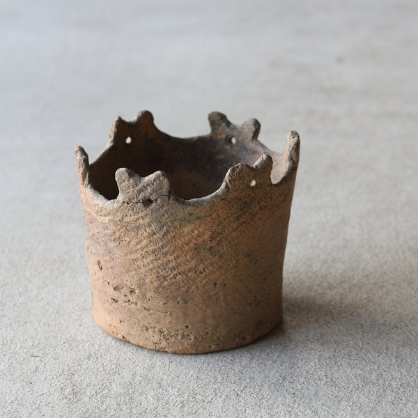 Crown-shaped decorated earthenware