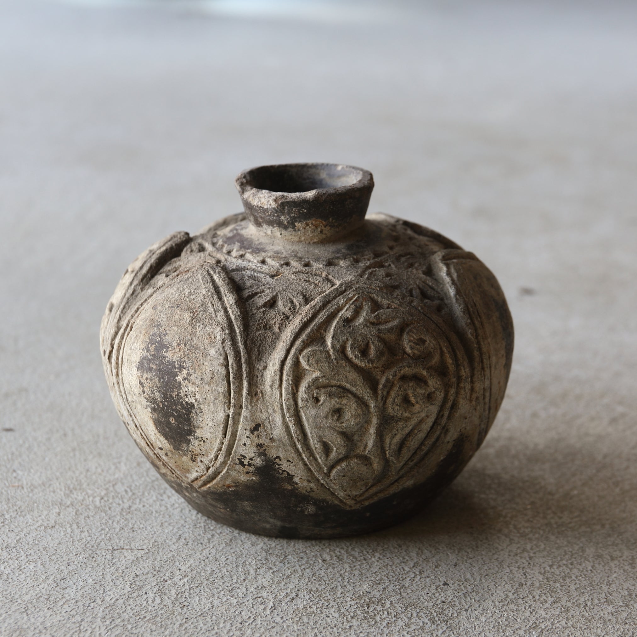 Black earthenware with engraving of flowers