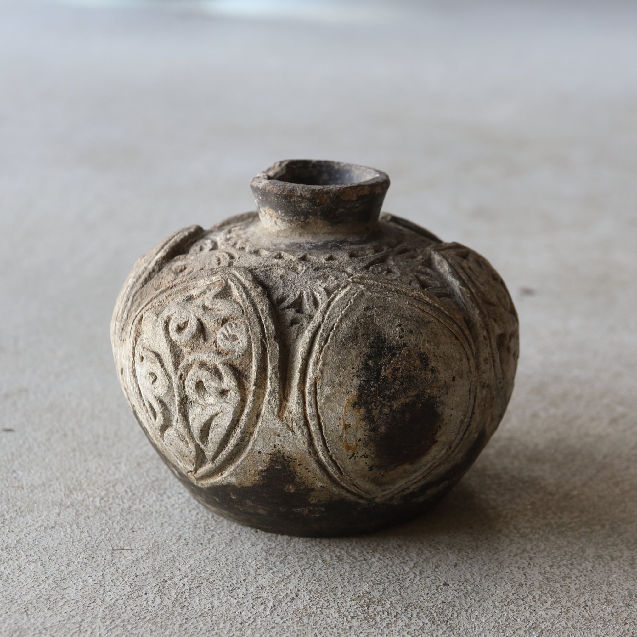 Black earthenware with engraving of flowers