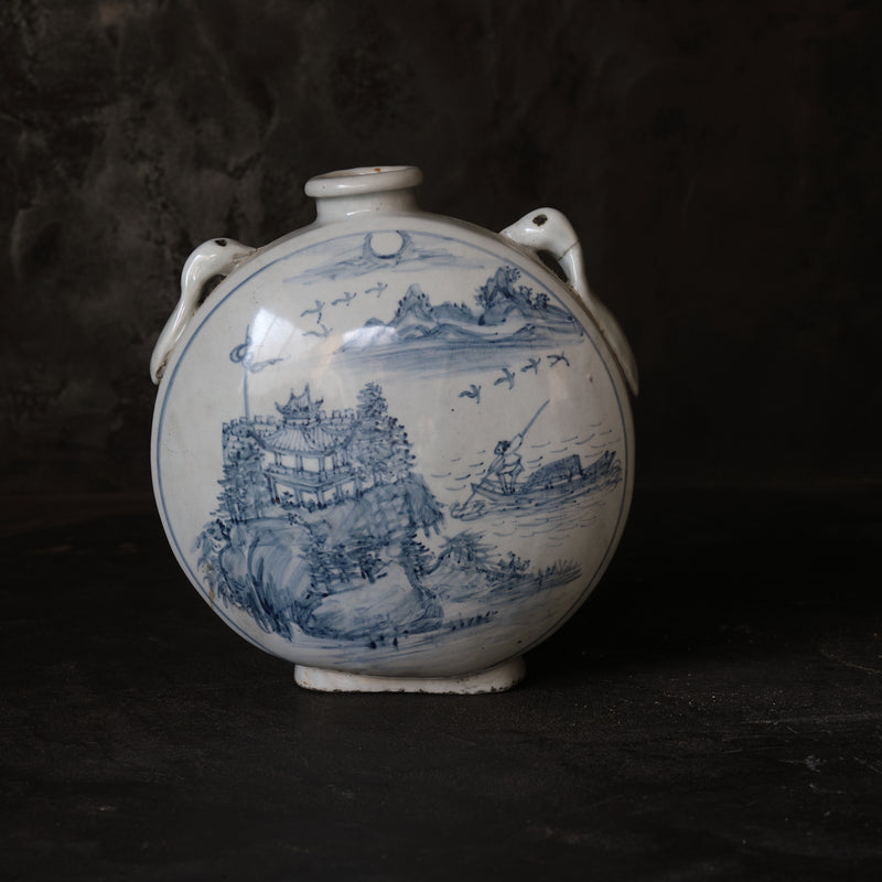 FLAT BOTTLE, Blue-and-white porcelain with pavilion and landscape design with lizard twin-handles, Joseon Dynasty（1392–1897CE）