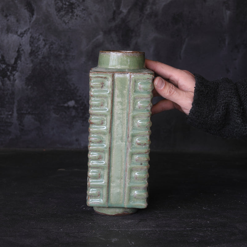 青磁琮形瓶 明時代/1368-1644CE
