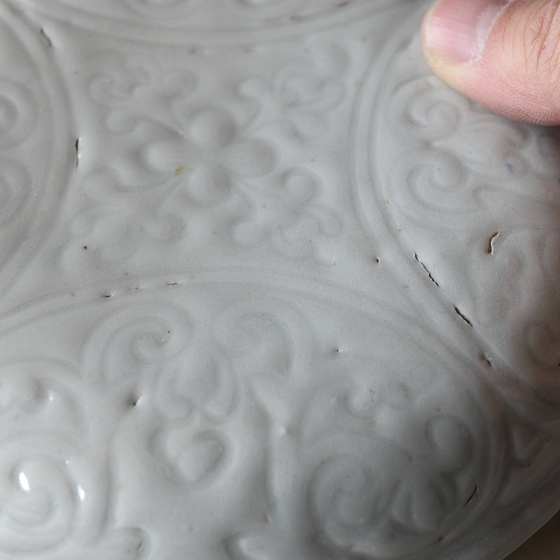 white porcelain cover with engraved grass pattern Qing Dynasty/1616-1911CE