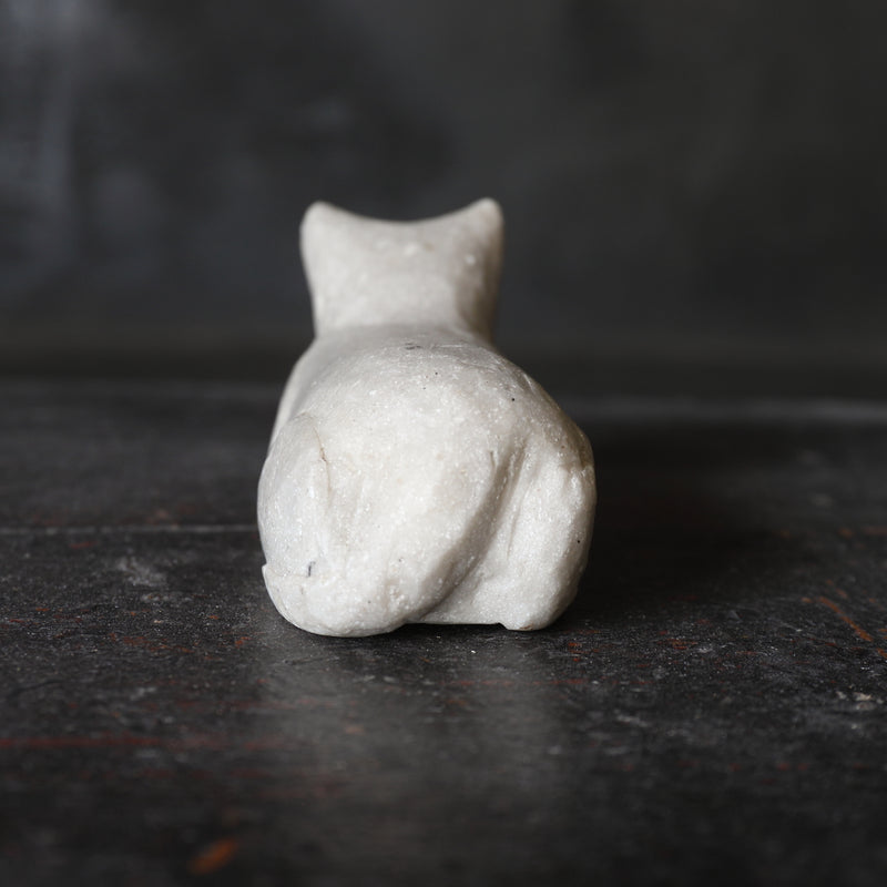 佇まう石彫猫