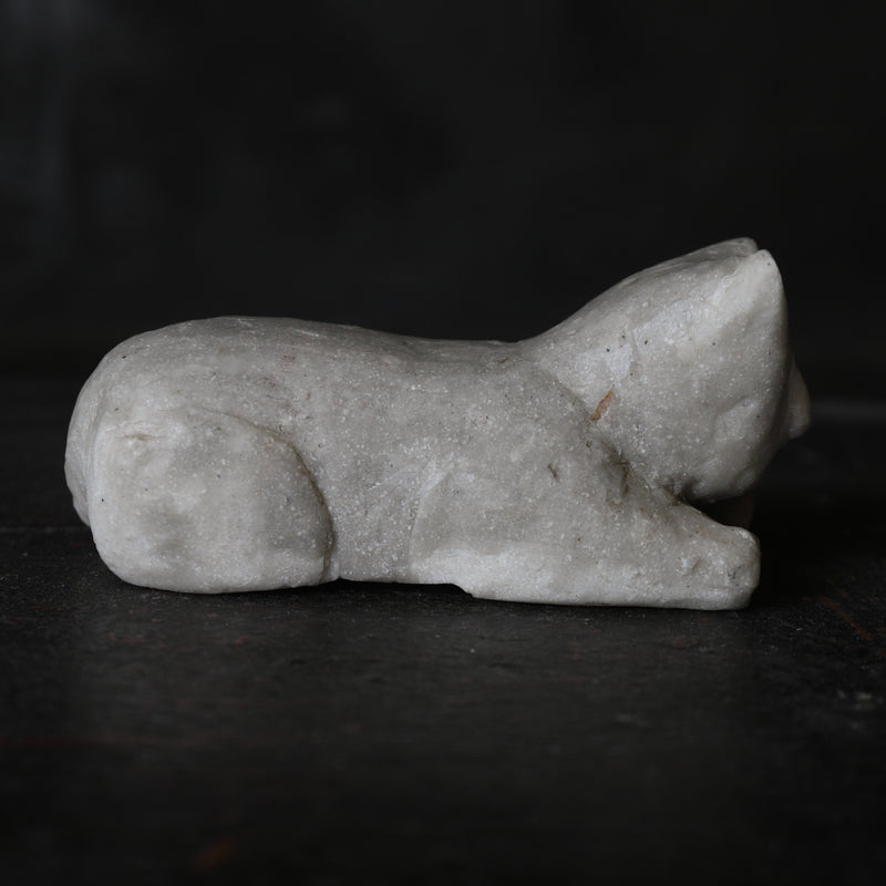 佇まう石彫猫
