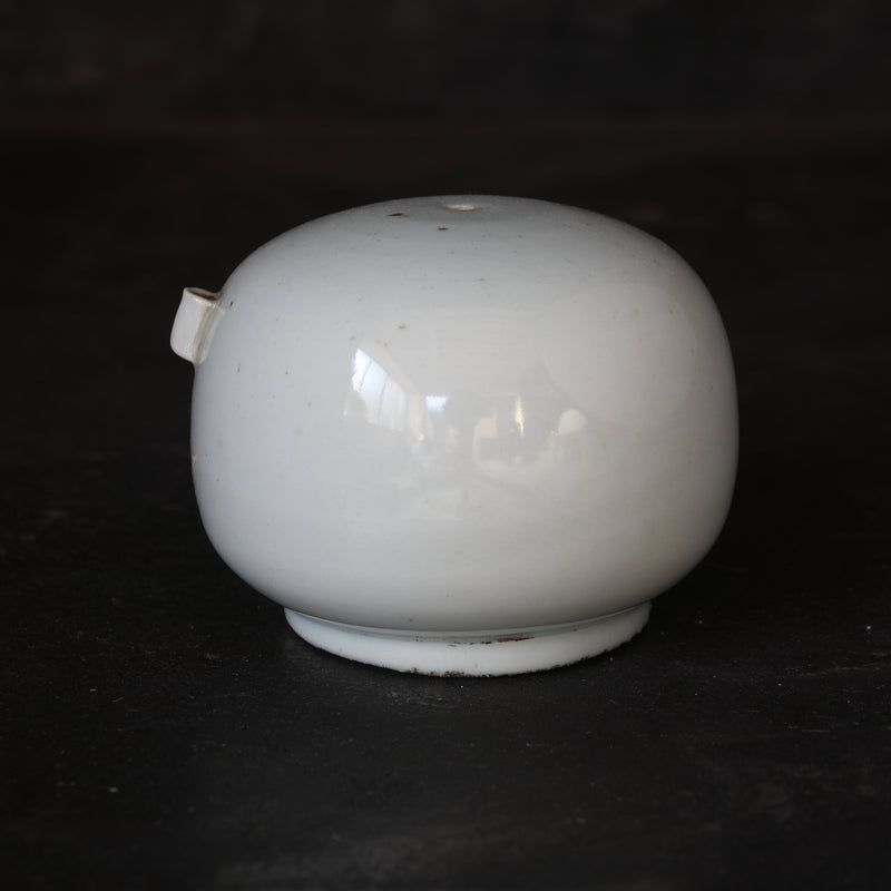 KNEE-SHAPED WATER DROPPER, White porcelain, Joseon Dynasty（1392–1897CE）