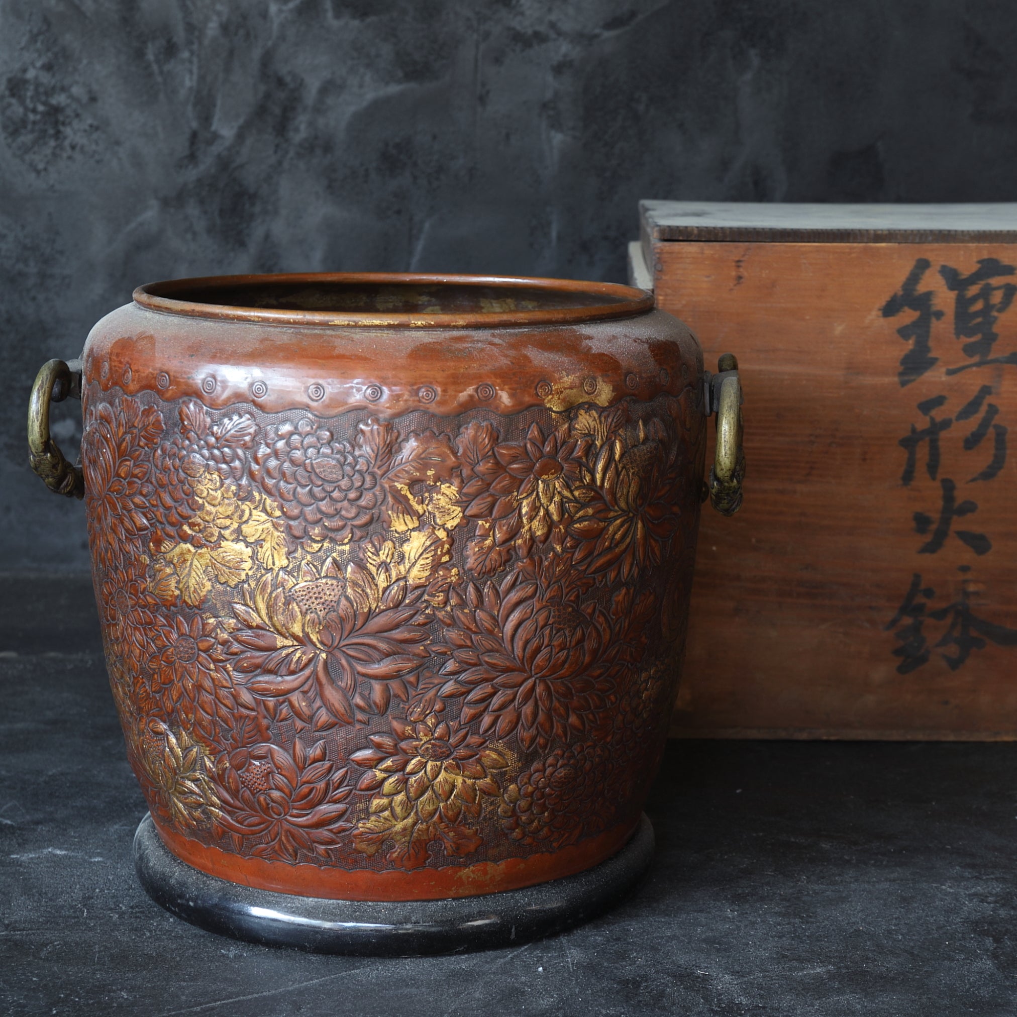 Bronze bell-shaped brazier with double dragon handle Edo/1603-1867CE