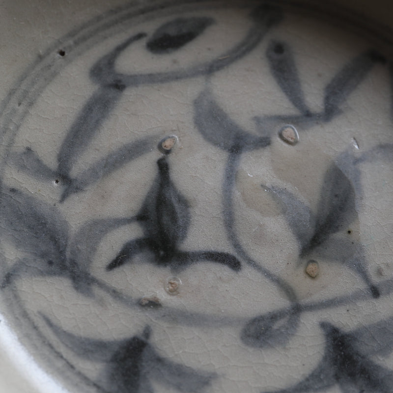 Ko‐Sometsuke grass pattern plate Ming Dynasty/1368-1644CE